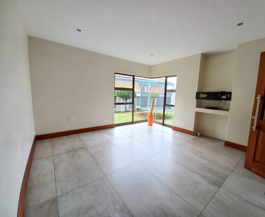 5 Bedroom Property for Sale in Helderwyk Gauteng