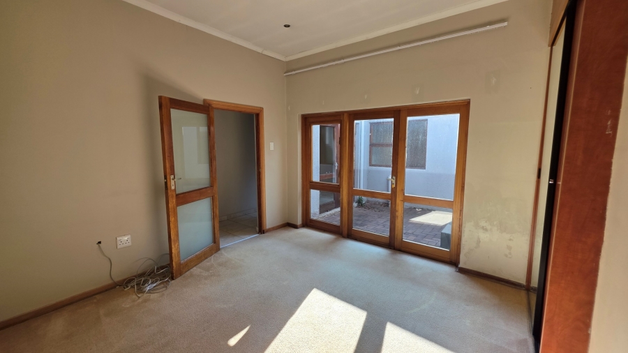 To Let 5 Bedroom Property for Rent in Savoy Estate Gauteng