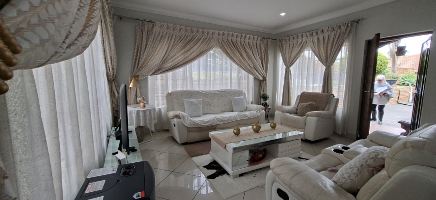 5 Bedroom Property for Sale in Rangeview Gauteng