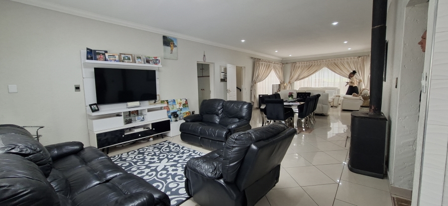 5 Bedroom Property for Sale in Rangeview Gauteng