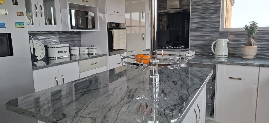 5 Bedroom Property for Sale in Rangeview Gauteng