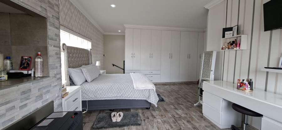 5 Bedroom Property for Sale in Rangeview Gauteng