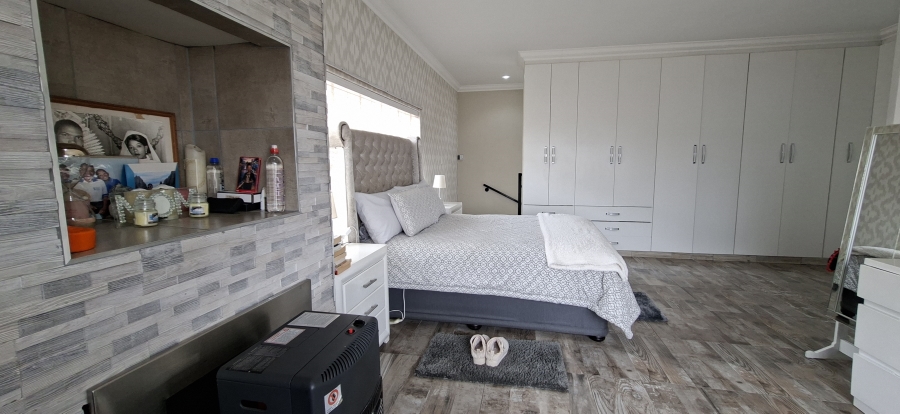 5 Bedroom Property for Sale in Rangeview Gauteng