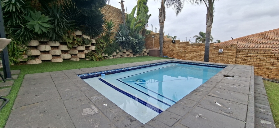 5 Bedroom Property for Sale in Rangeview Gauteng