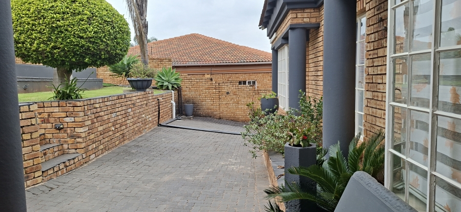 5 Bedroom Property for Sale in Rangeview Gauteng