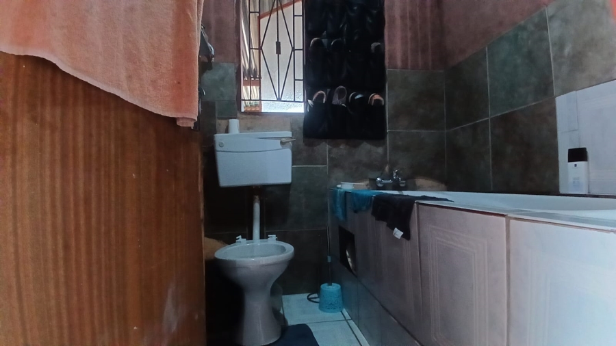 1 Bedroom Property for Sale in Mohlakeng Gauteng