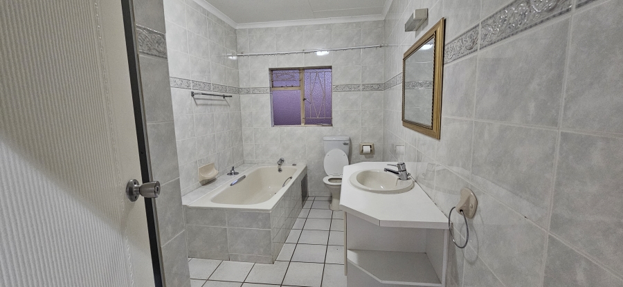 3 Bedroom Property for Sale in Three Rivers Proper Gauteng