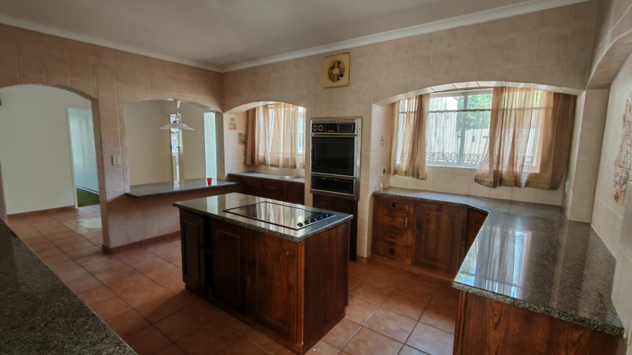5 Bedroom Property for Sale in Larrendale Gauteng