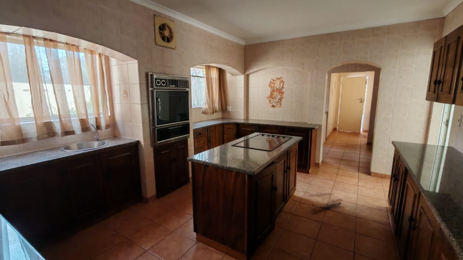 5 Bedroom Property for Sale in Larrendale Gauteng