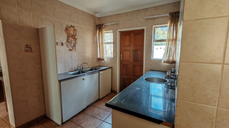 5 Bedroom Property for Sale in Larrendale Gauteng