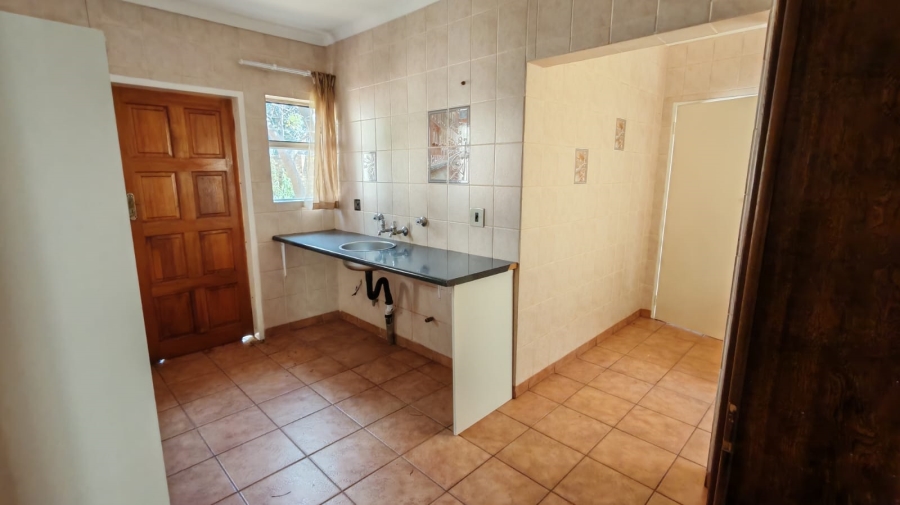 5 Bedroom Property for Sale in Larrendale Gauteng