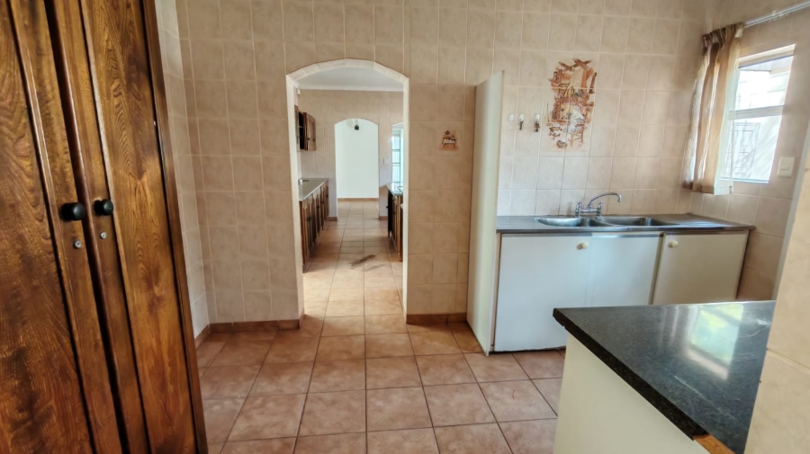 5 Bedroom Property for Sale in Larrendale Gauteng
