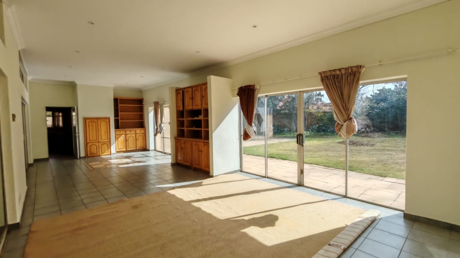 5 Bedroom Property for Sale in Larrendale Gauteng