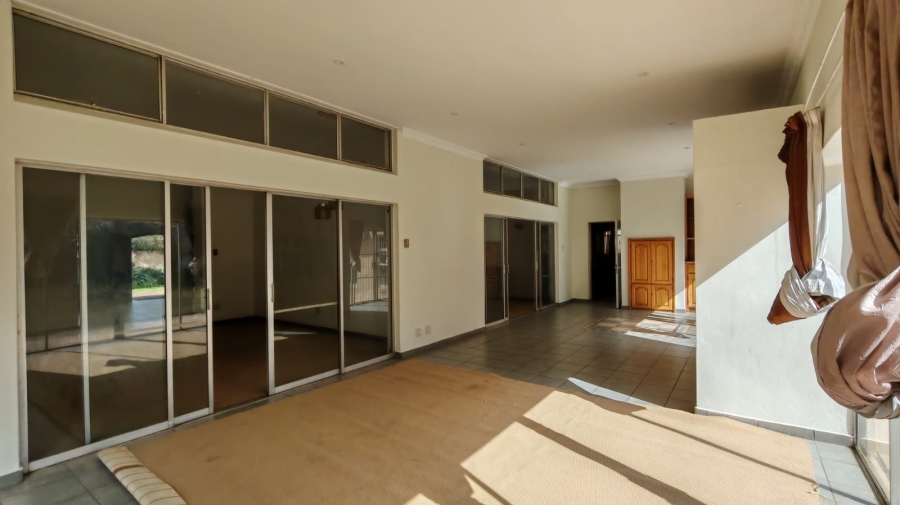 5 Bedroom Property for Sale in Larrendale Gauteng