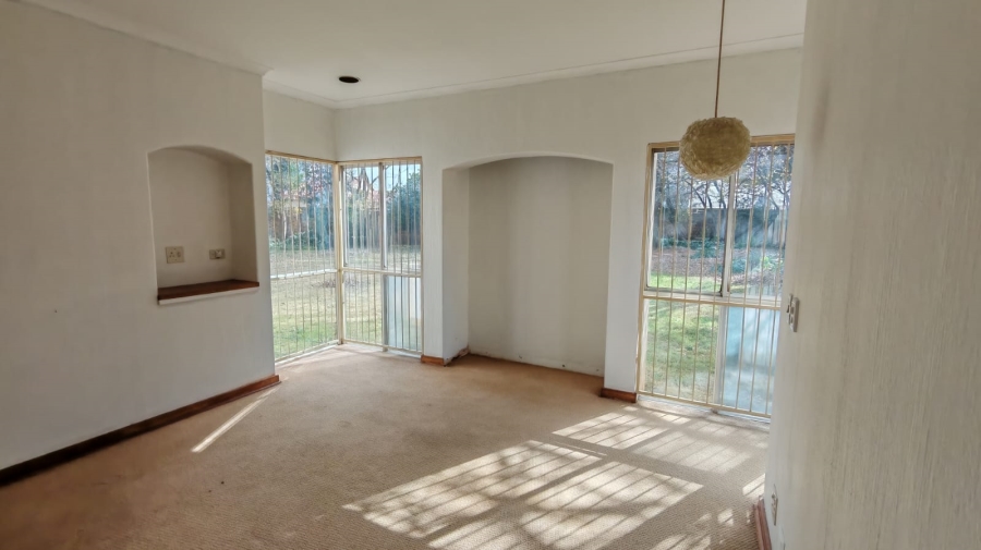 5 Bedroom Property for Sale in Larrendale Gauteng