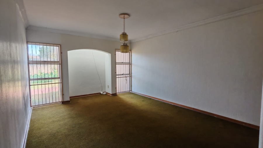 5 Bedroom Property for Sale in Larrendale Gauteng