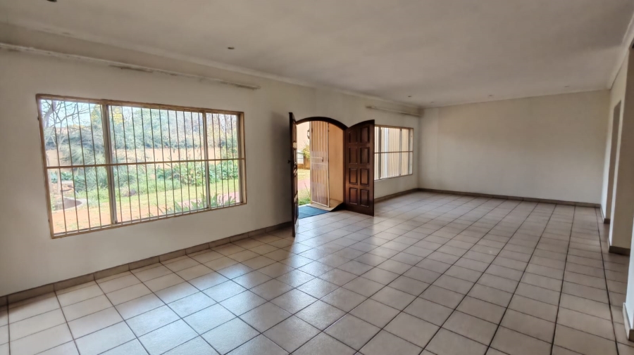 5 Bedroom Property for Sale in Larrendale Gauteng
