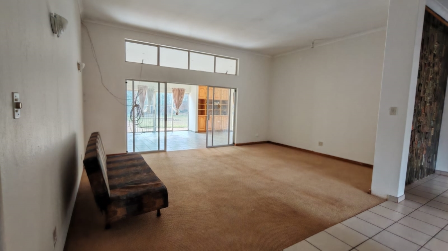 5 Bedroom Property for Sale in Larrendale Gauteng