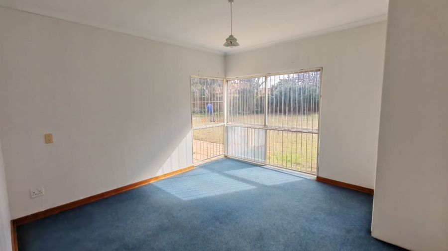 5 Bedroom Property for Sale in Larrendale Gauteng
