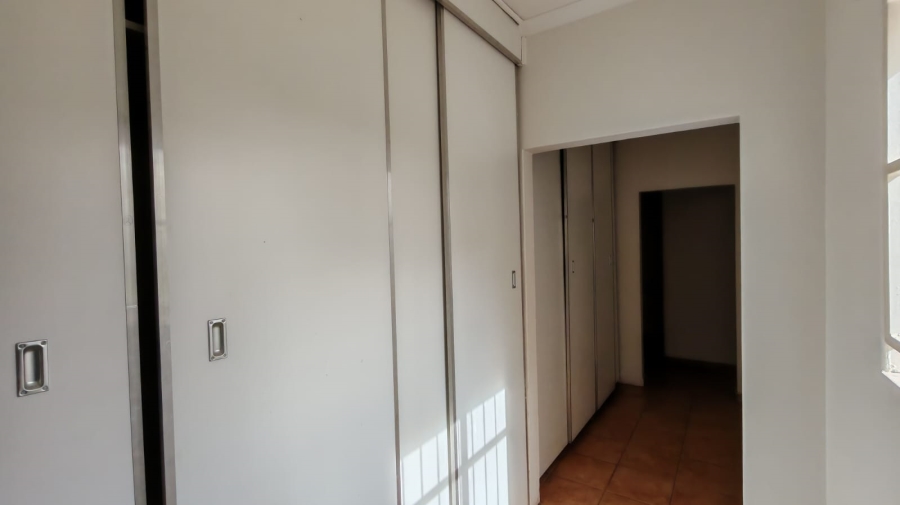 5 Bedroom Property for Sale in Larrendale Gauteng