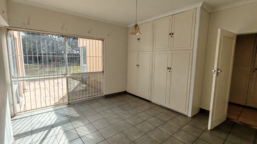 5 Bedroom Property for Sale in Larrendale Gauteng