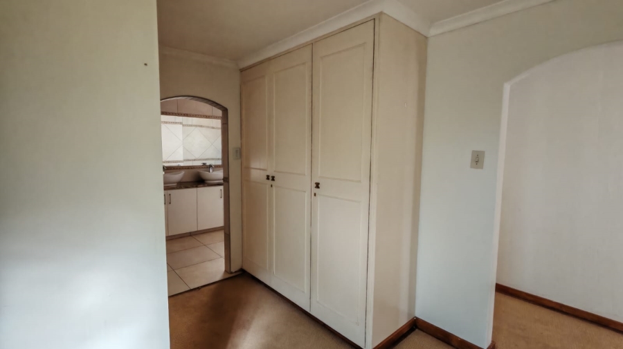 5 Bedroom Property for Sale in Larrendale Gauteng