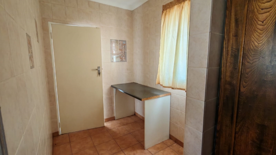 5 Bedroom Property for Sale in Larrendale Gauteng