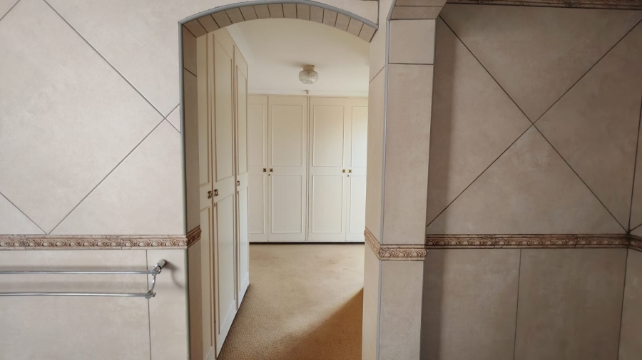 5 Bedroom Property for Sale in Larrendale Gauteng
