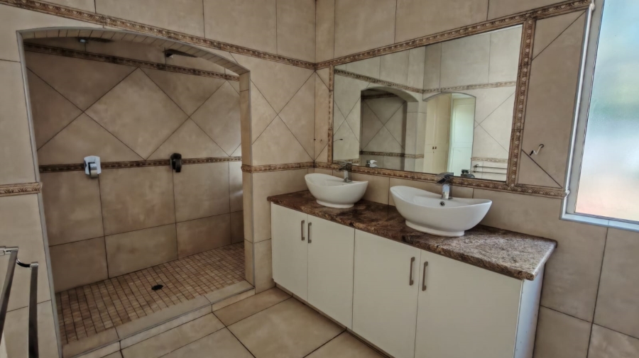 5 Bedroom Property for Sale in Larrendale Gauteng