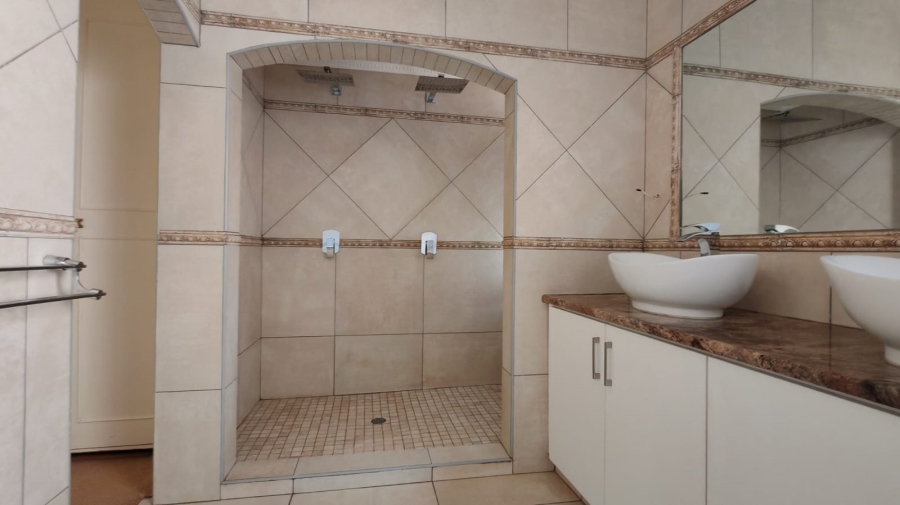 5 Bedroom Property for Sale in Larrendale Gauteng