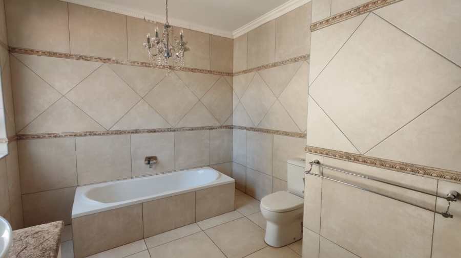 5 Bedroom Property for Sale in Larrendale Gauteng