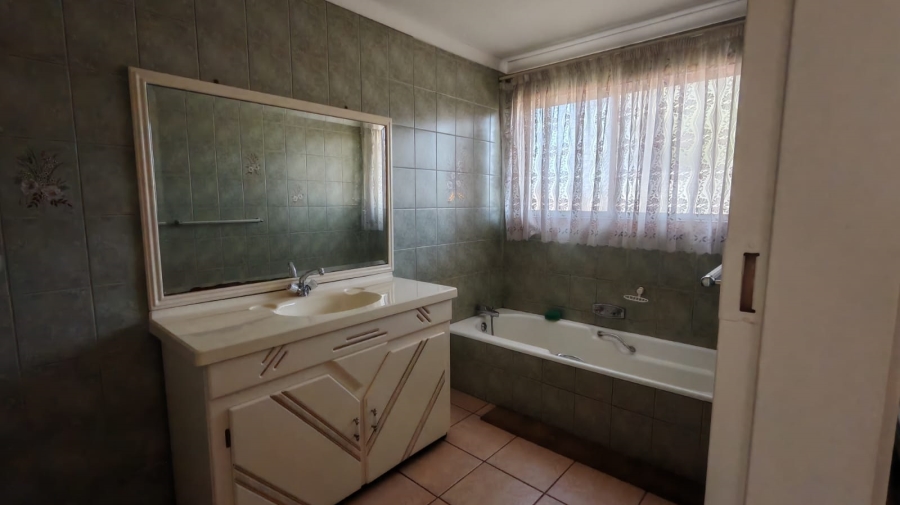 5 Bedroom Property for Sale in Larrendale Gauteng