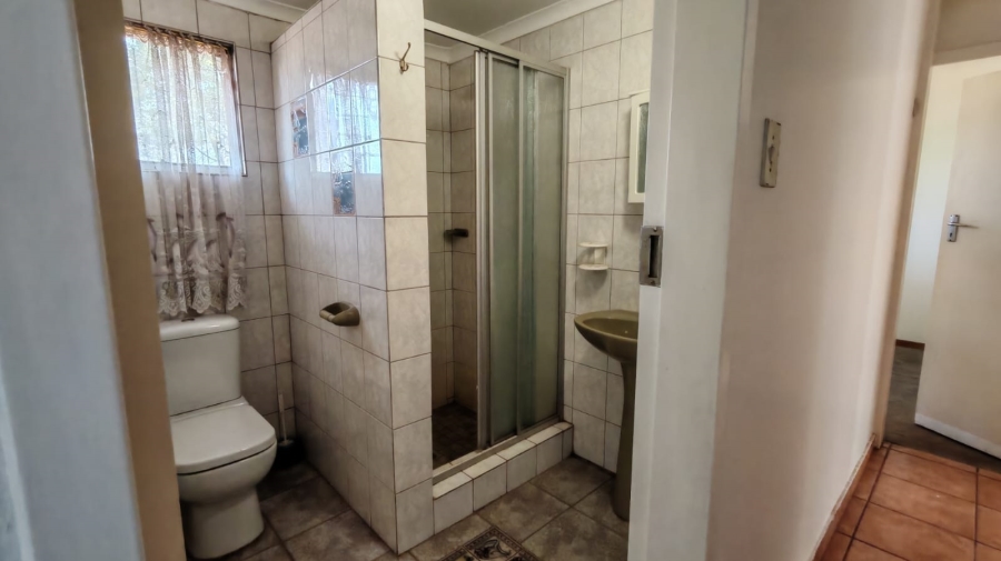 5 Bedroom Property for Sale in Larrendale Gauteng