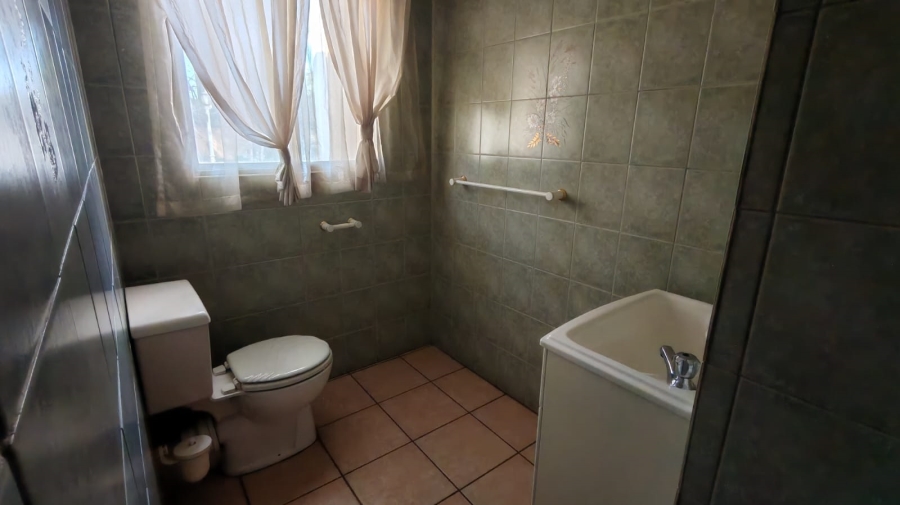 5 Bedroom Property for Sale in Larrendale Gauteng