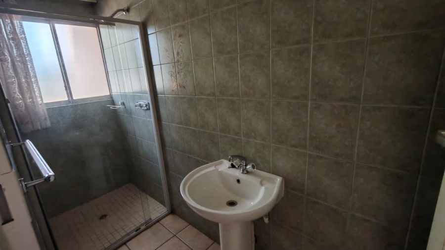 5 Bedroom Property for Sale in Larrendale Gauteng