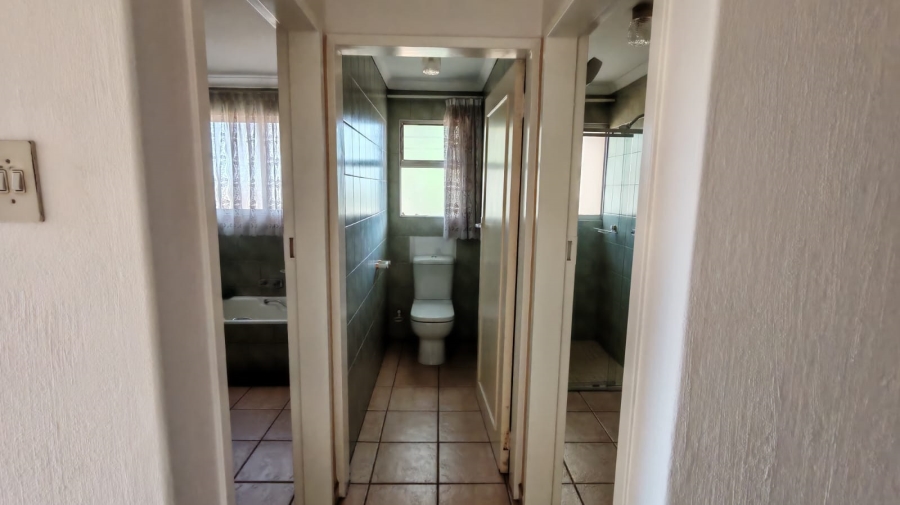 5 Bedroom Property for Sale in Larrendale Gauteng