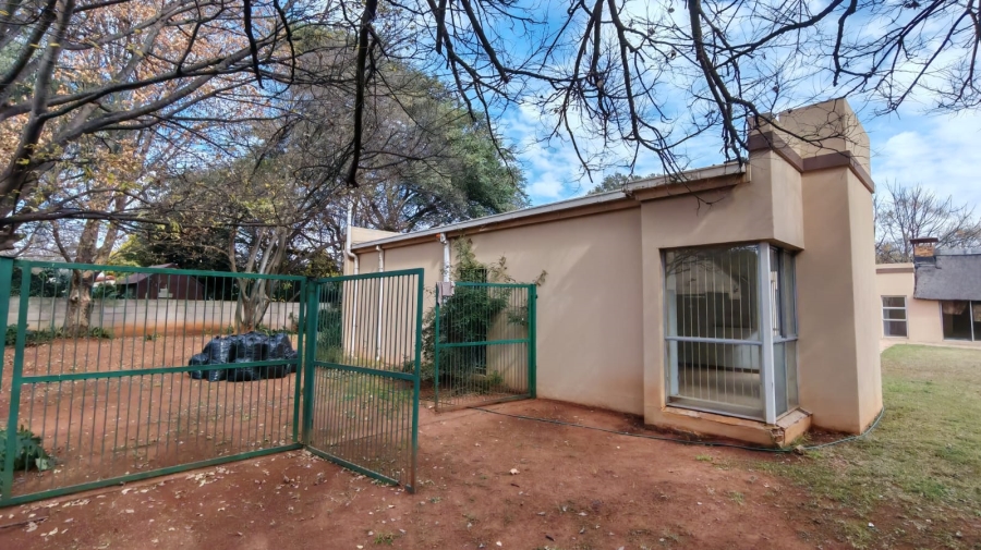 5 Bedroom Property for Sale in Larrendale Gauteng