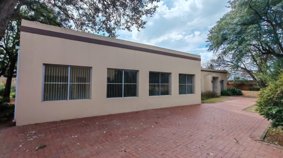 5 Bedroom Property for Sale in Larrendale Gauteng
