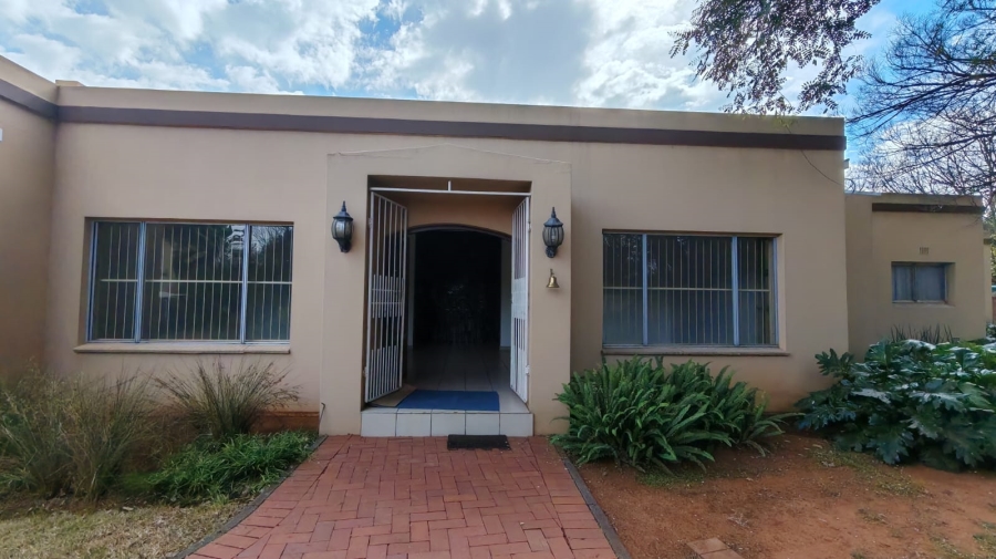 5 Bedroom Property for Sale in Larrendale Gauteng
