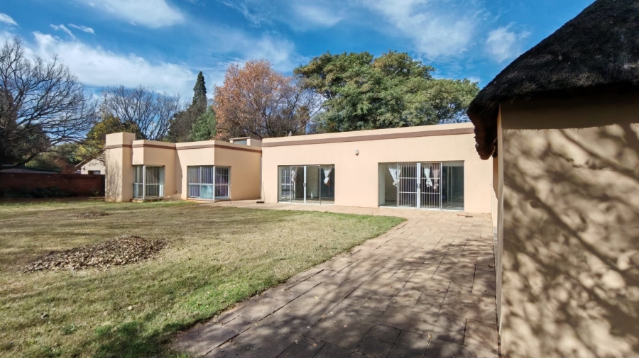 5 Bedroom Property for Sale in Larrendale Gauteng