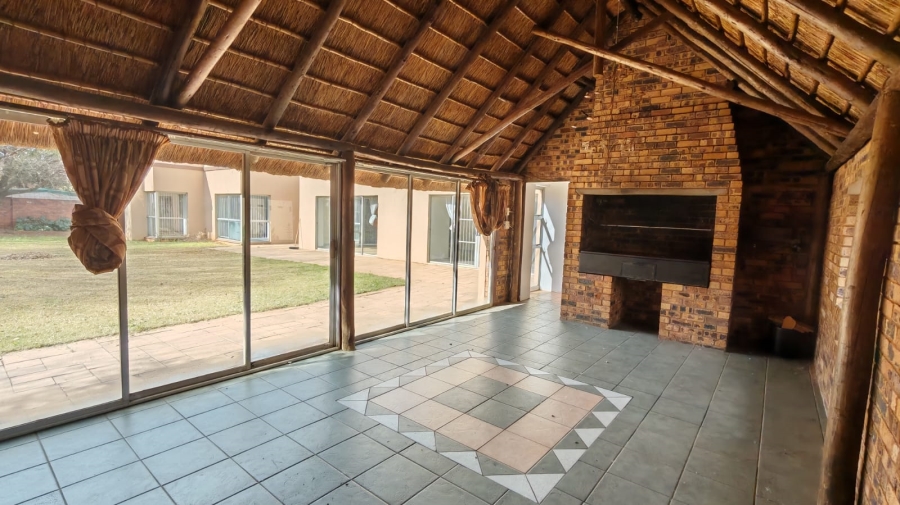 5 Bedroom Property for Sale in Larrendale Gauteng
