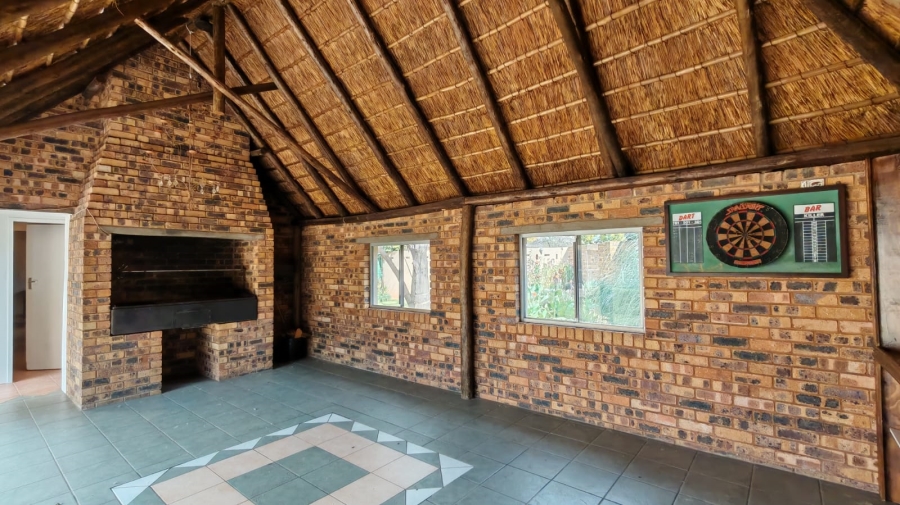 5 Bedroom Property for Sale in Larrendale Gauteng