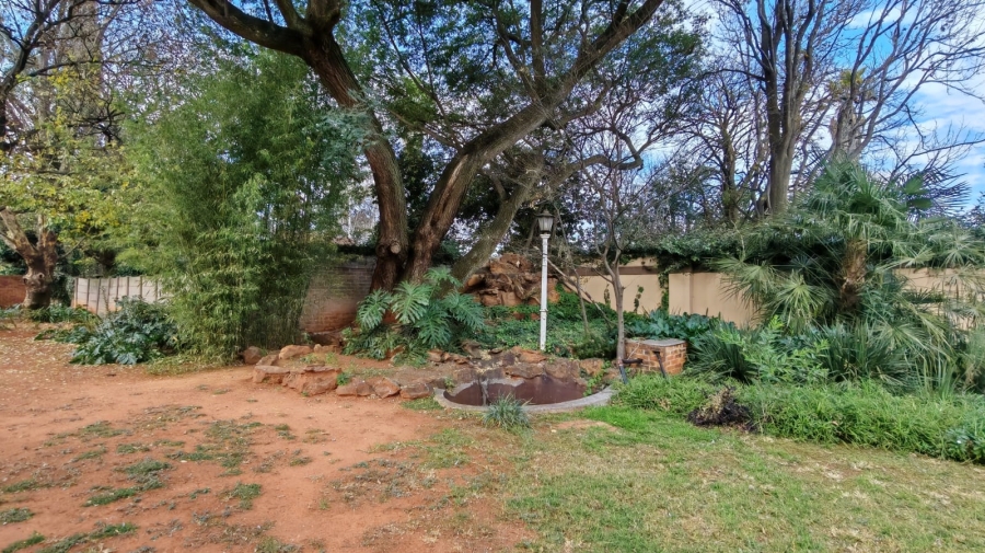 5 Bedroom Property for Sale in Larrendale Gauteng