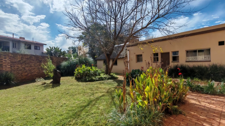 5 Bedroom Property for Sale in Larrendale Gauteng