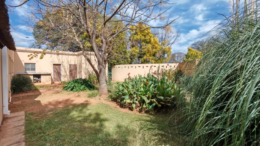 5 Bedroom Property for Sale in Larrendale Gauteng