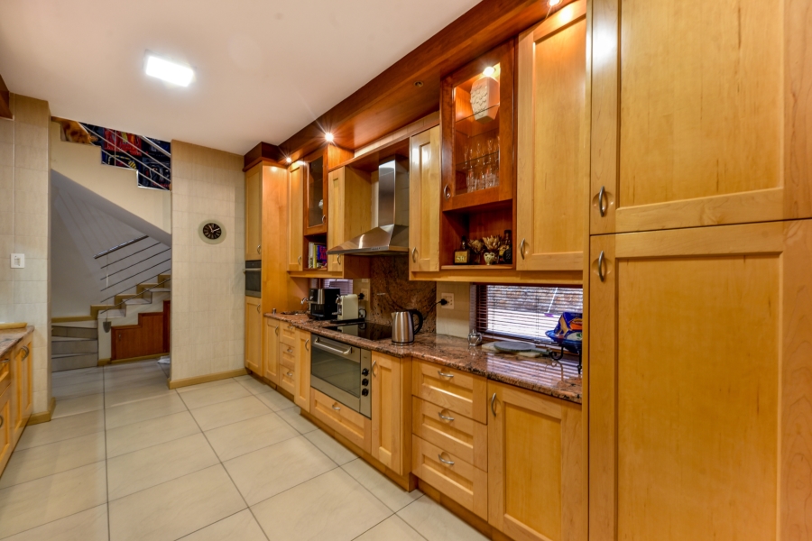 6 Bedroom Property for Sale in Muckleneuk Gauteng