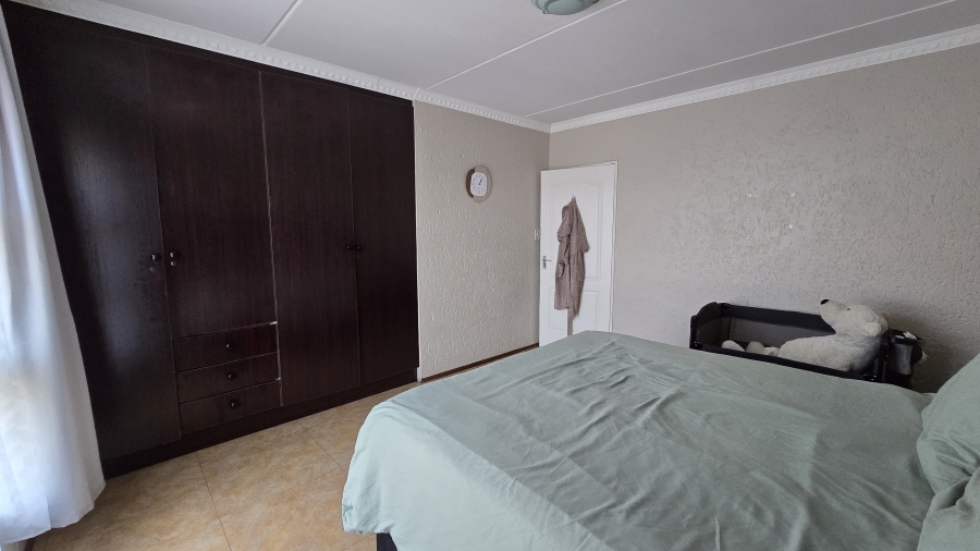 2 Bedroom Property for Sale in Mulbarton Gauteng