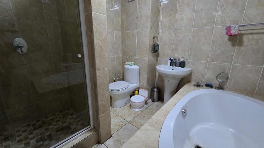 2 Bedroom Property for Sale in Mulbarton Gauteng