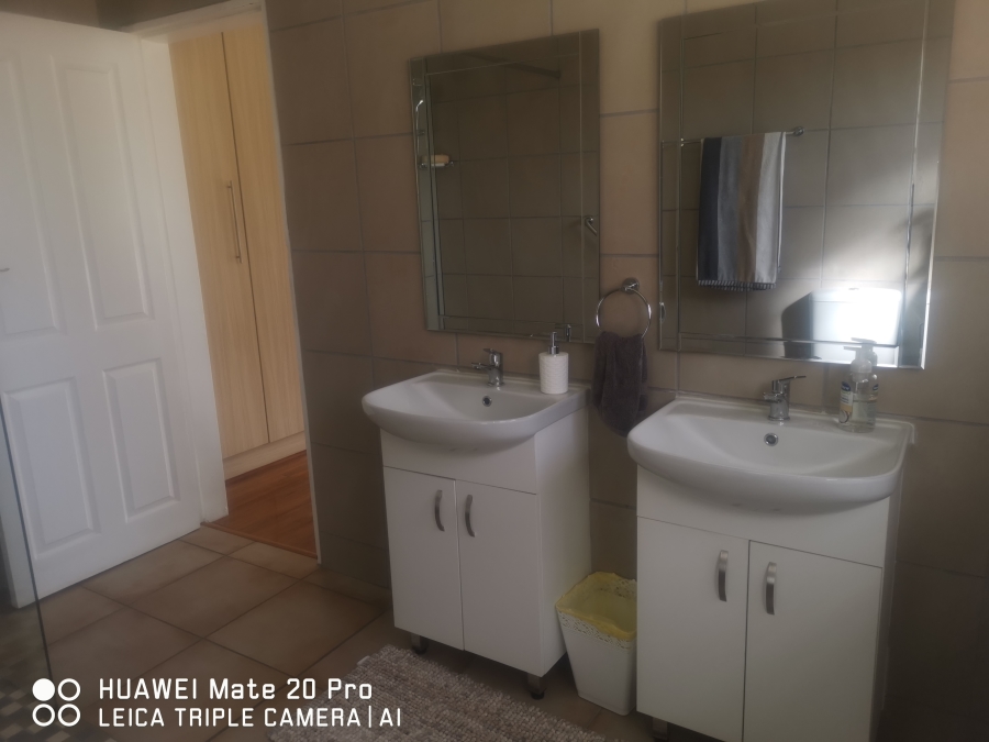 5 Bedroom Property for Sale in Brackenhurst Gauteng