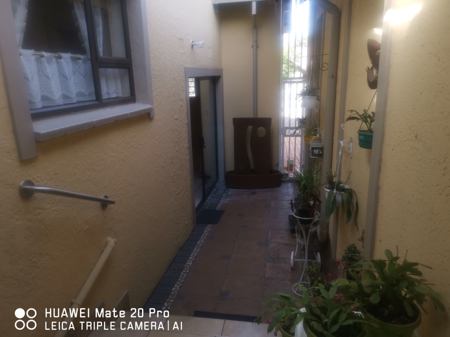 5 Bedroom Property for Sale in Brackenhurst Gauteng